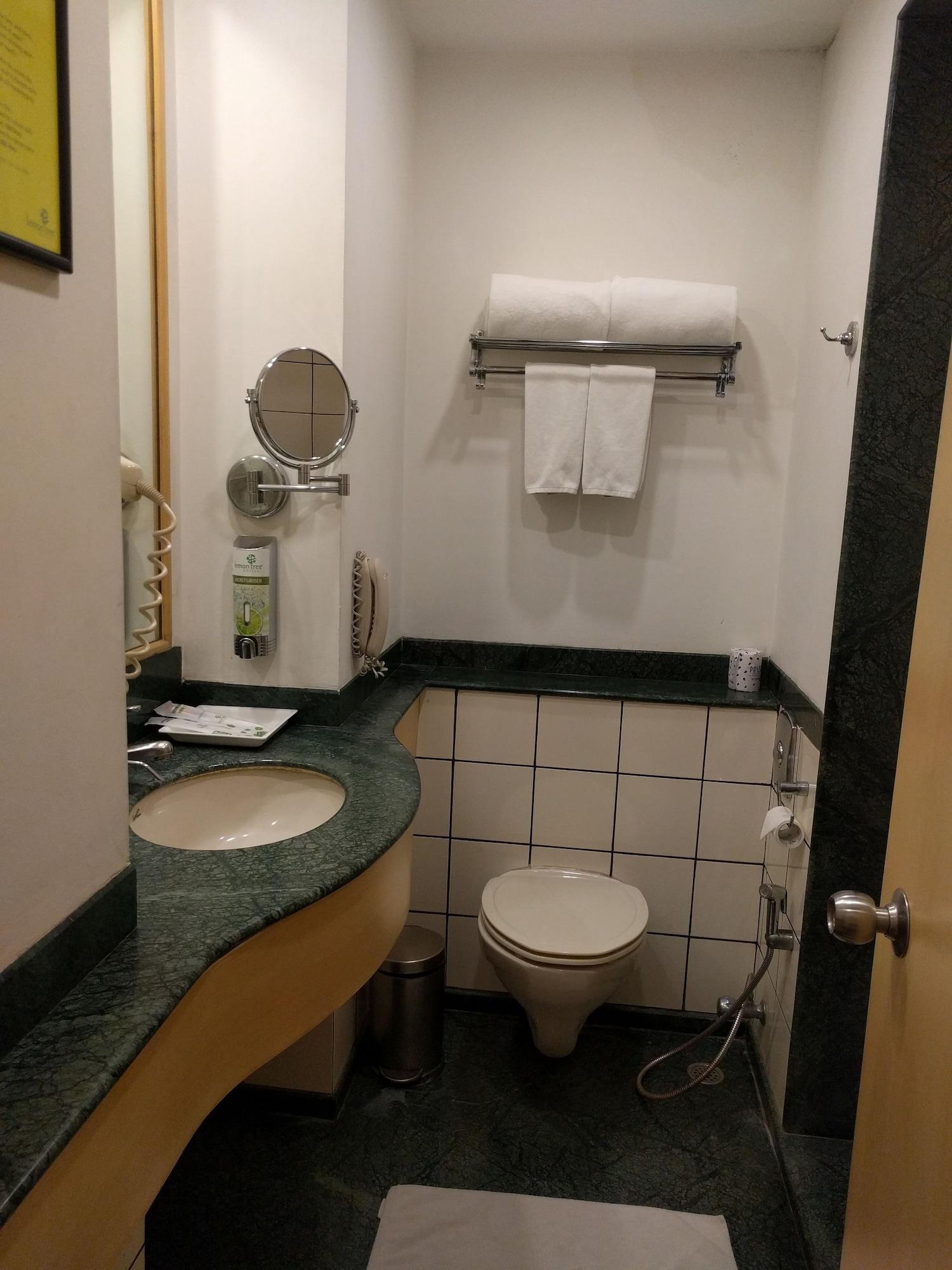 Lemon Tree Hotel, Udyog Vihar, Gurugram Гургаон Экстерьер фото