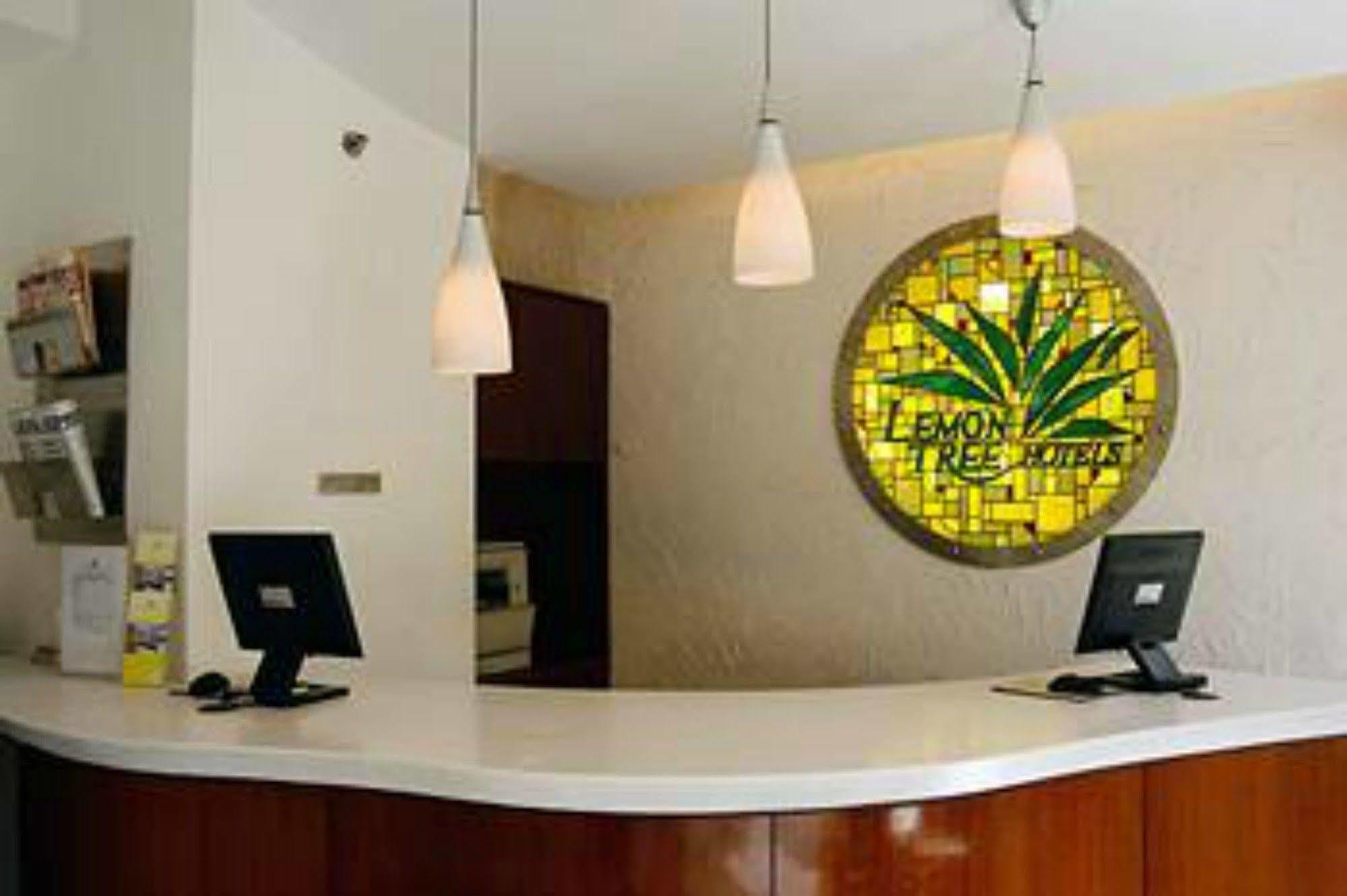 Lemon Tree Hotel, Udyog Vihar, Gurugram Гургаон Экстерьер фото